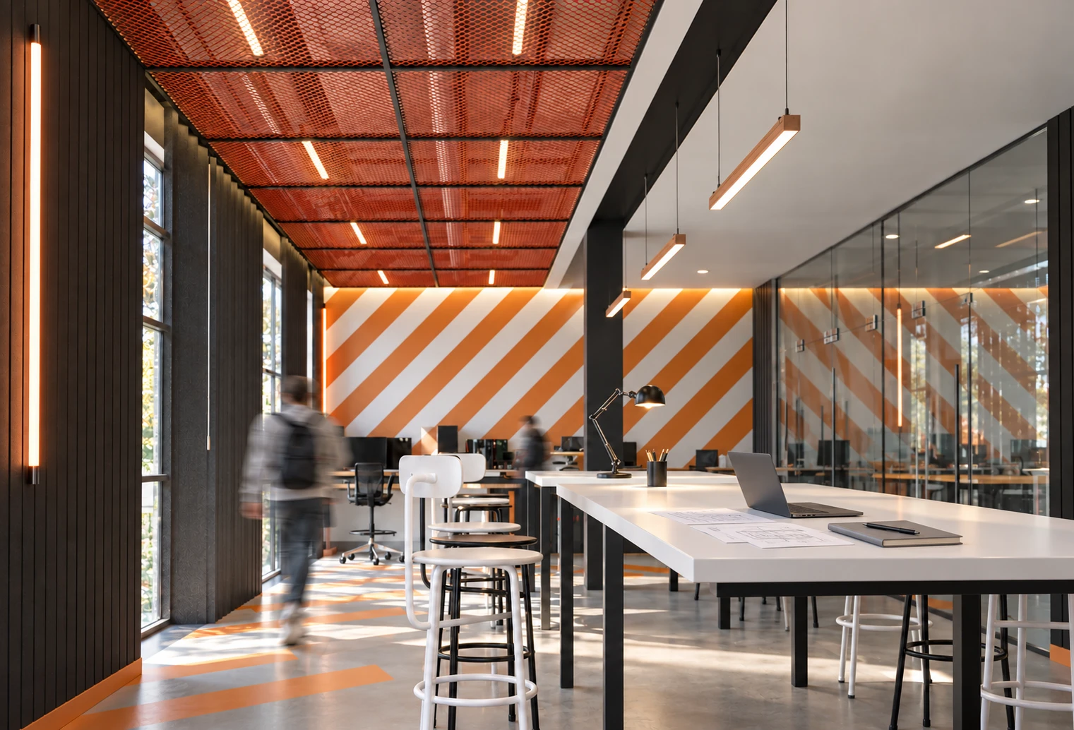 Maison de jeunes Al Manal — Espace de travail aux rayures orange et plafond en métal déployé