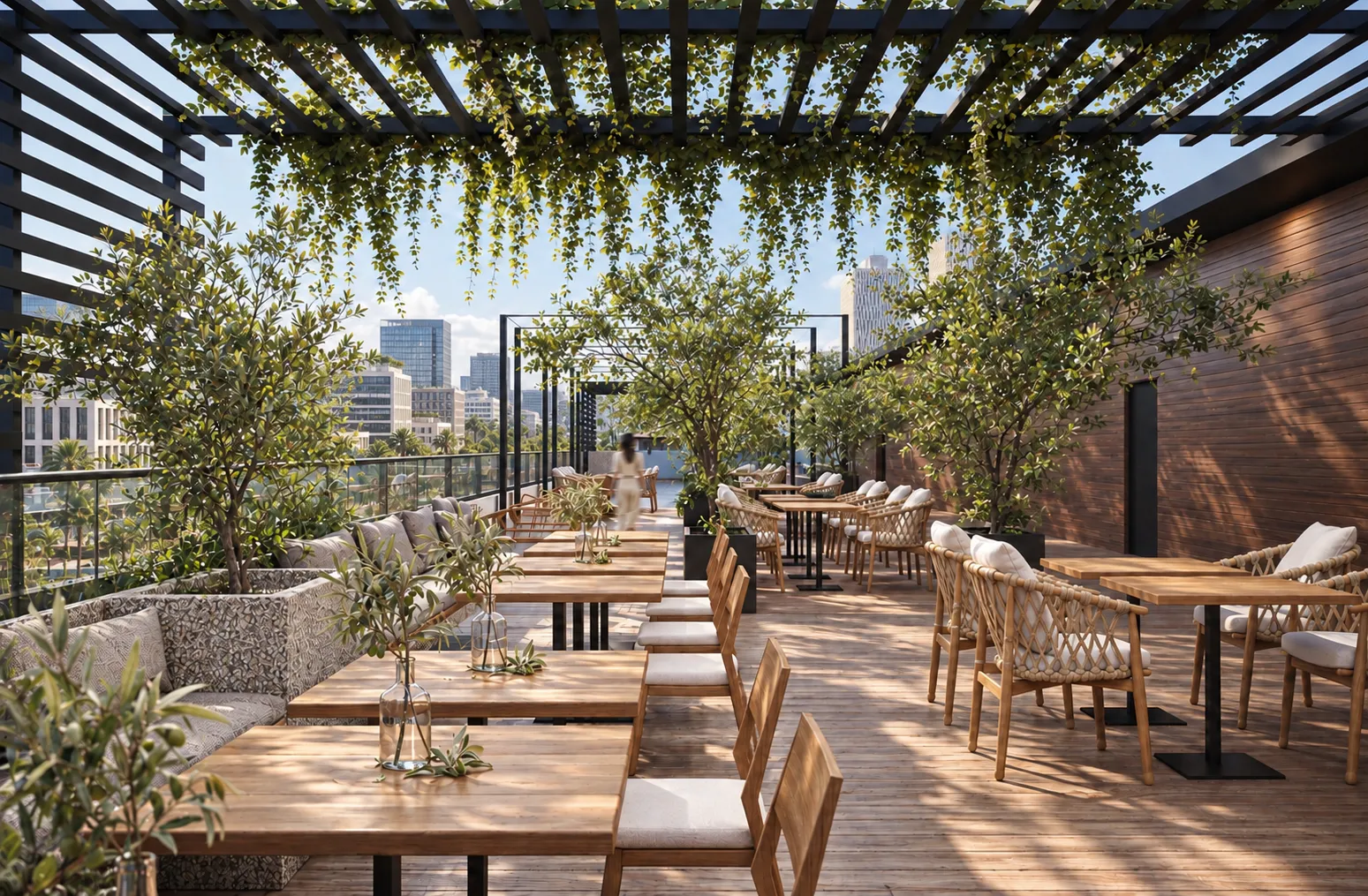 Comdata — Terrasse sous pergola végétalisée avec tables en bois et vue sur la ville