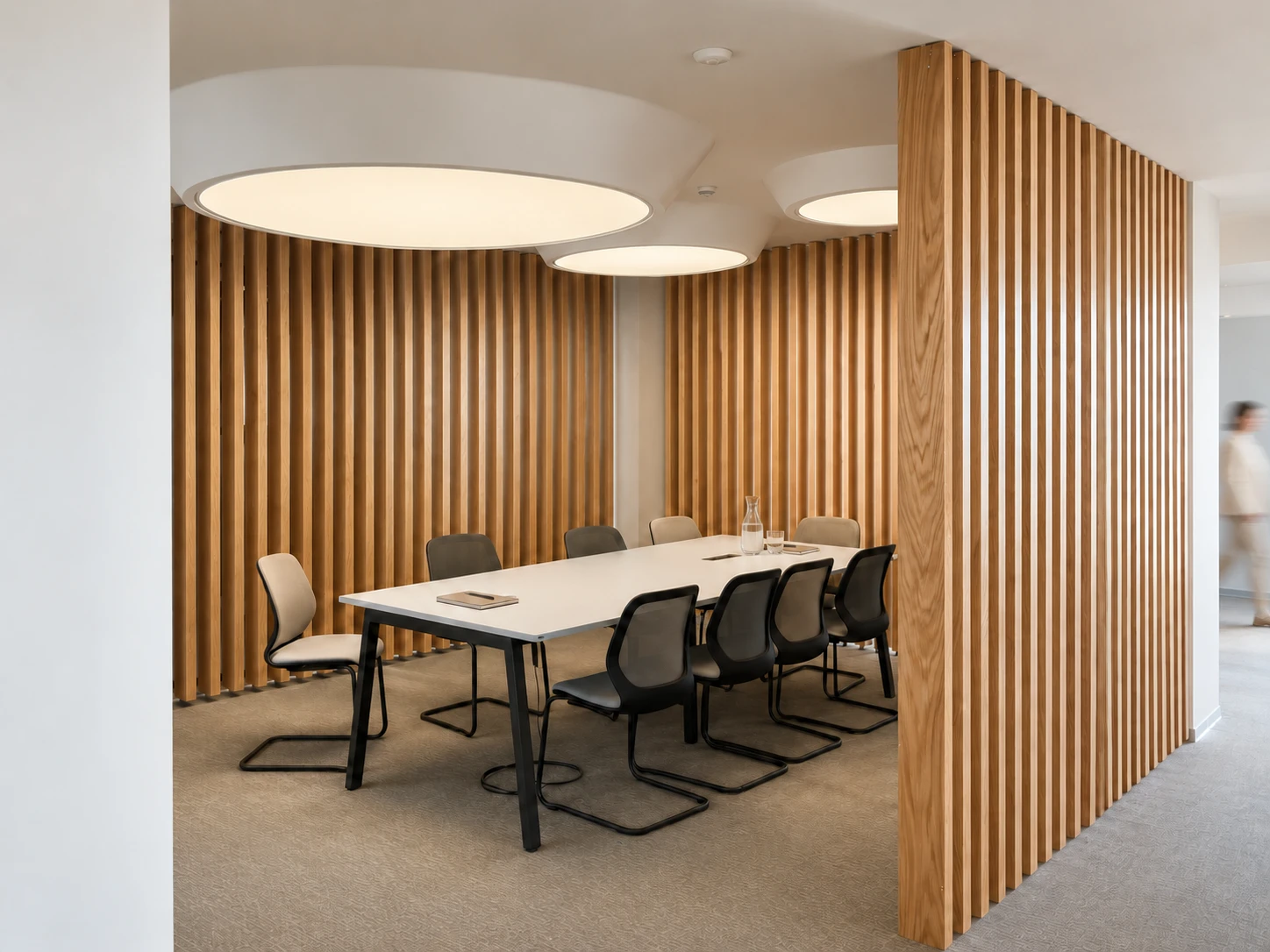 OCP Jorf Lasfar — Salle de réunion aux lamelles de bois et luminaires ronds