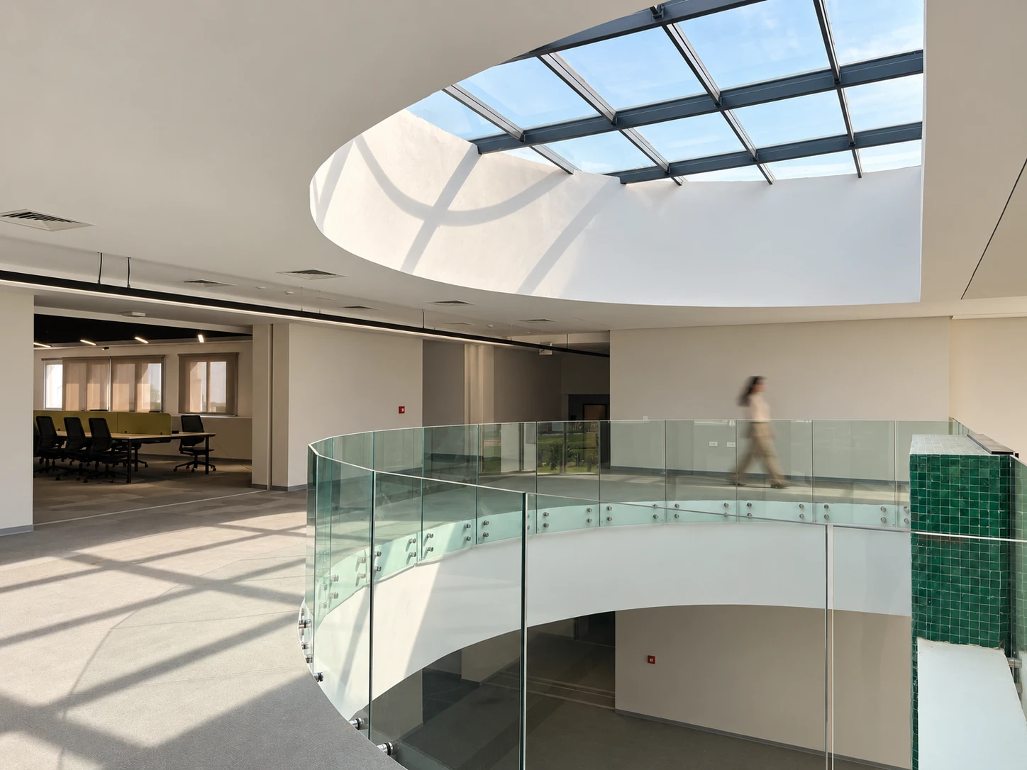 OCP Jorf Lasfar — Mezzanine, garde-corps en verre courbe et puits de lumière