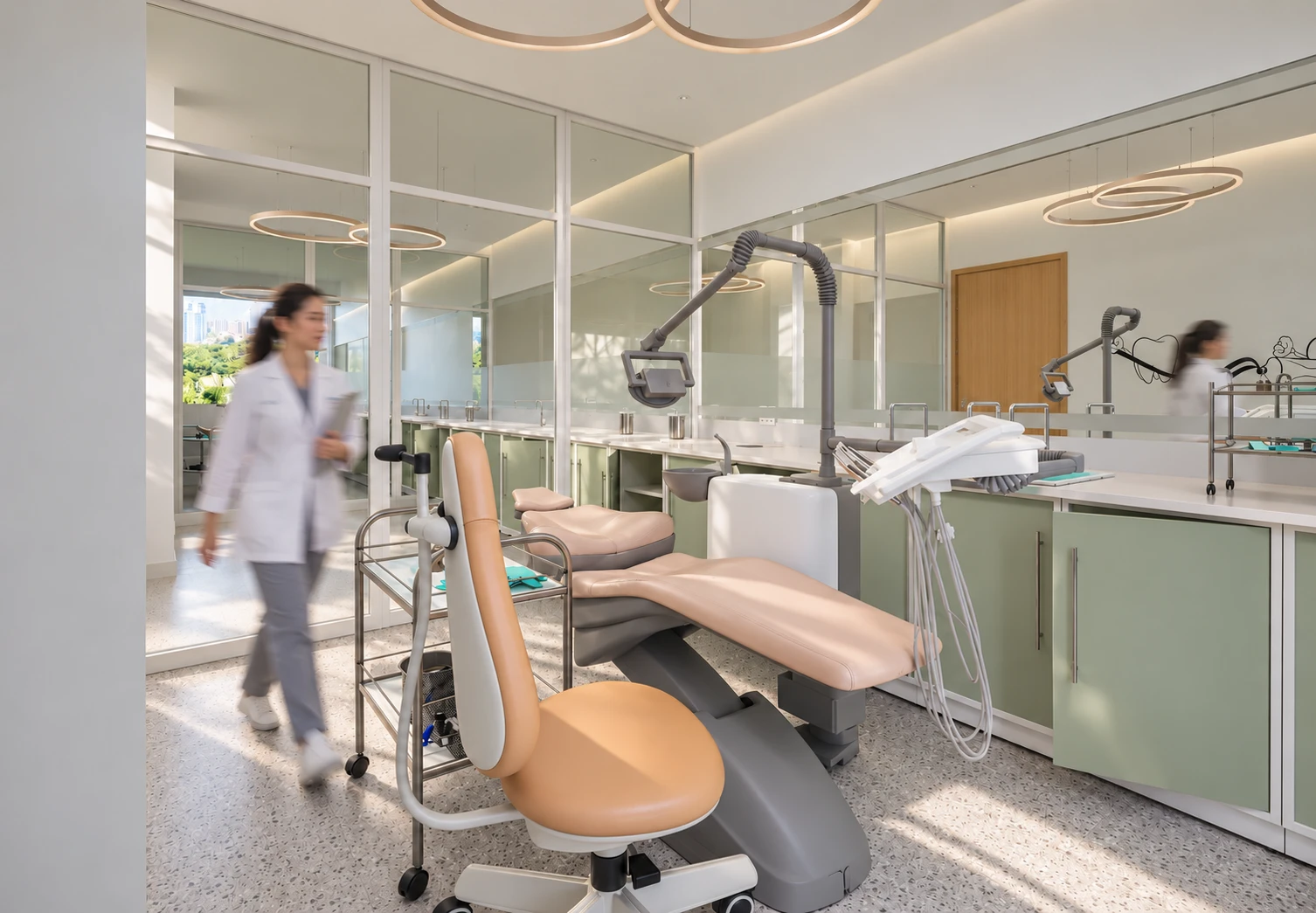 The Circle — Salle de soins collective aux meubles vert sauge et anneaux lumineux