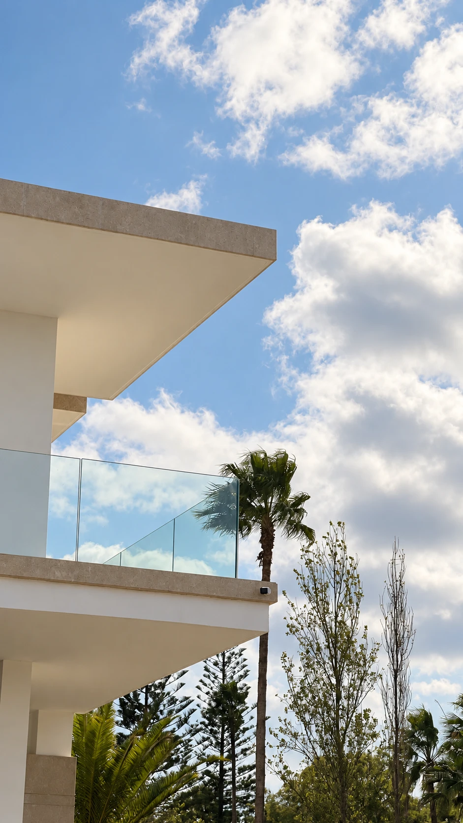 Villa Horizon — Balcon, garde-corps en verre et palmiers